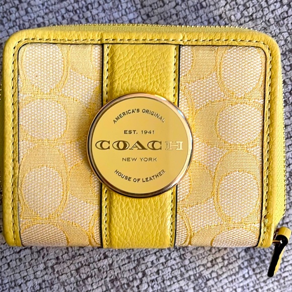 Soft yellow Coach wallet - Picture 1 of 3